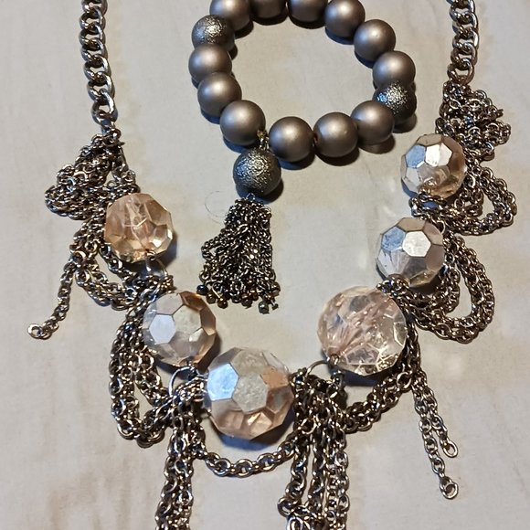 Simply Vera Wang Statement Bib Necklace with an unbranded stretch bead bracelet - Picture 1 of 5